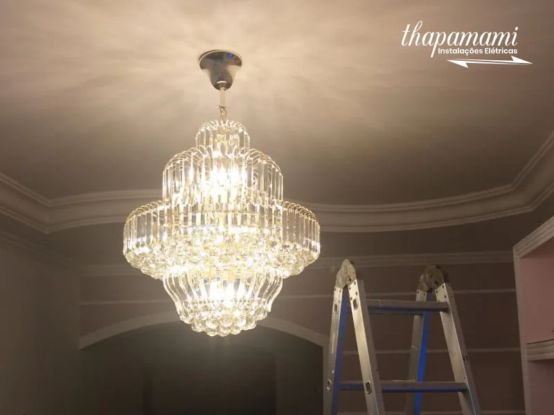 Lustre de cristal clássico em camadas instalado em sala