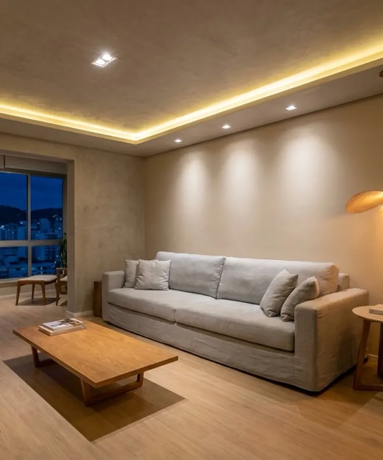 Projeto de iluminação executado em sala de apartamento, com spots e fita de LED em sanca