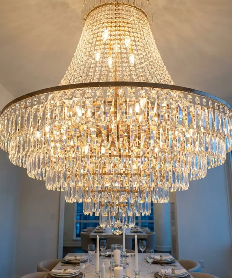 Lustre de cristal instalado e aceso em sala de jantar, serviço da Thapamami